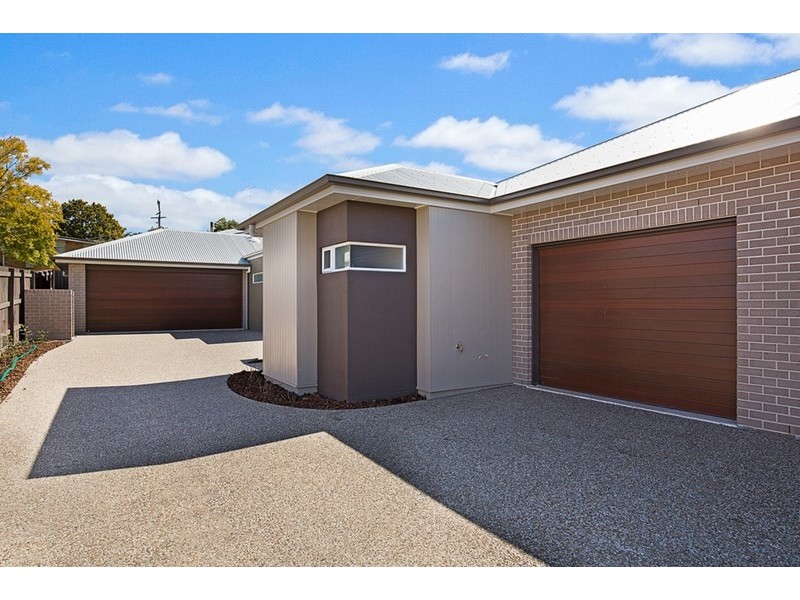 2/231a Mackenzie Street, Centenary Heights QLD 4350