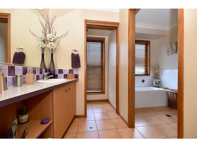 31 Wood Drive, Middle Ridge QLD 4350