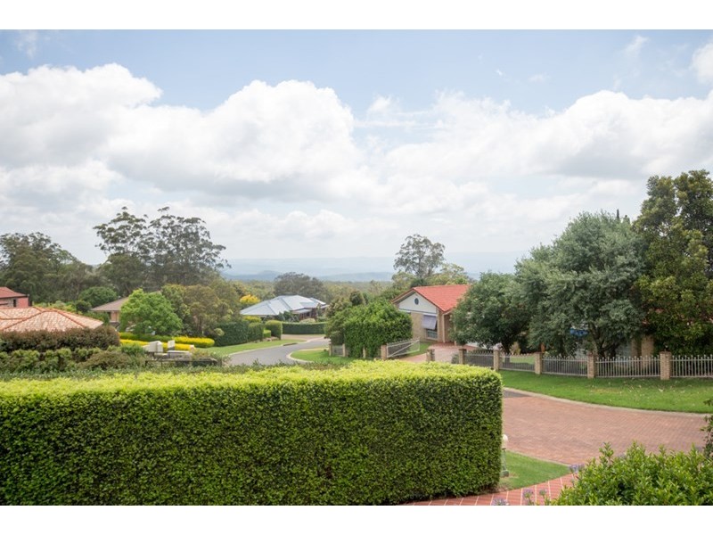 27 Windemere Terrace, Mount Lofty QLD 4350