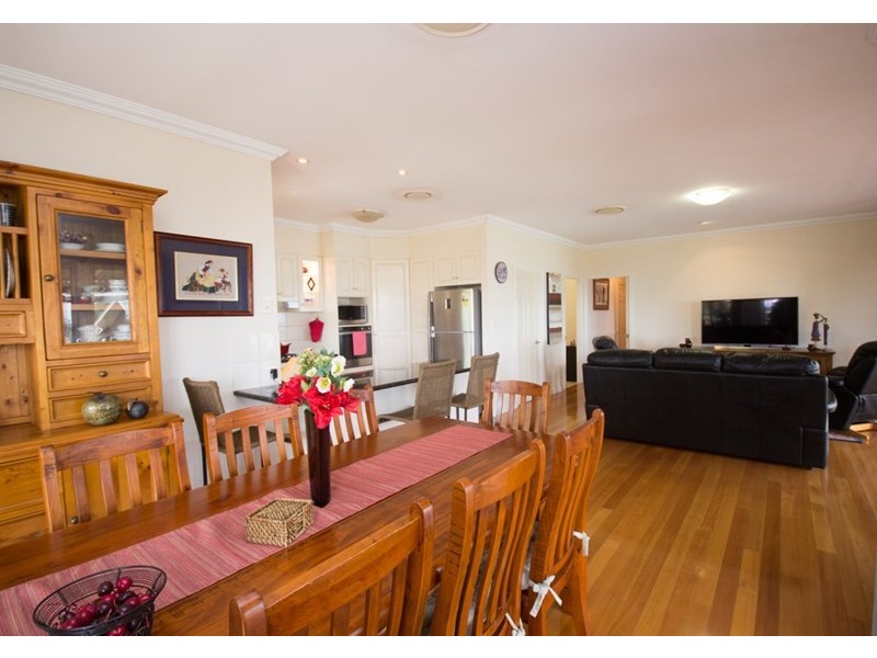 27 Windemere Terrace, Mount Lofty QLD 4350