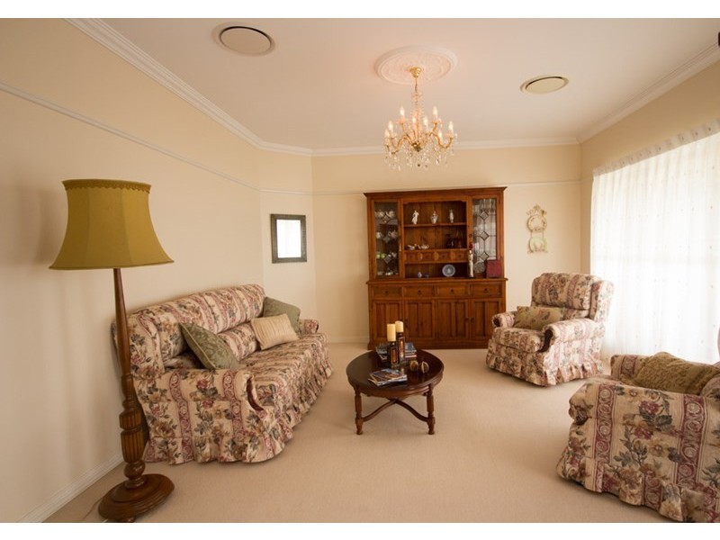 27 Windemere Terrace, Mount Lofty QLD 4350