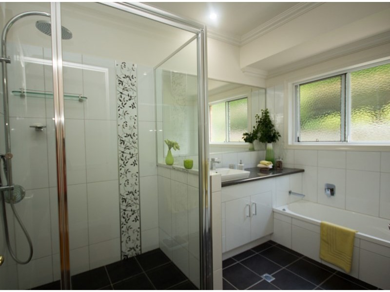 27 Windemere Terrace, Mount Lofty QLD 4350