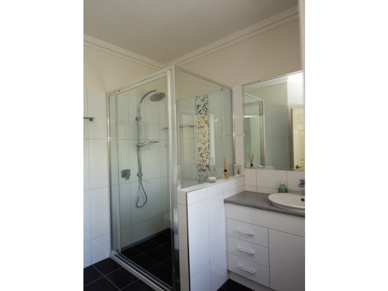 27 Windemere Terrace, Mount Lofty QLD 4350