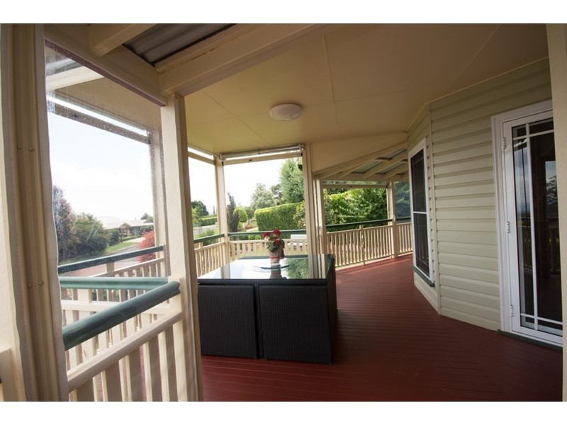 27 Windemere Terrace, Mount Lofty QLD 4350
