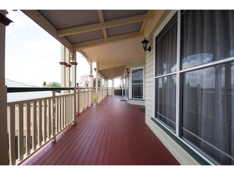 27 Windemere Terrace, Mount Lofty QLD 4350