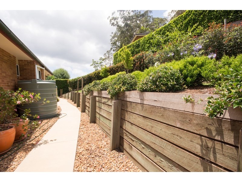 27 Windemere Terrace, Mount Lofty QLD 4350
