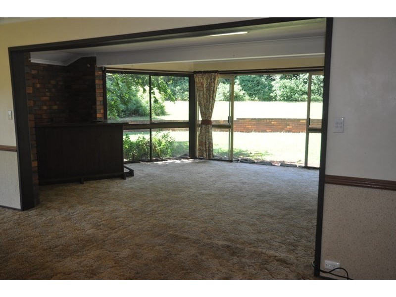 8 Bradys Road, Highfields QLD 4352