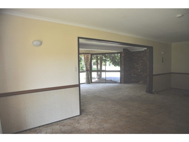 8 Bradys Road, Highfields QLD 4352