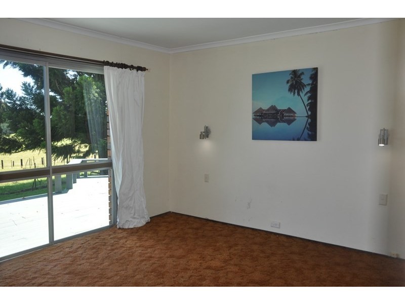 8 Bradys Road, Highfields QLD 4352