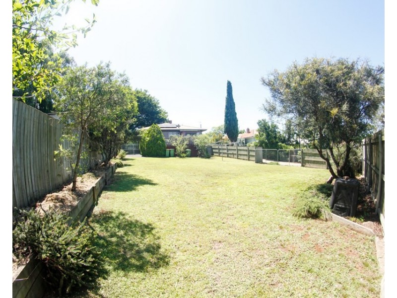 15 Mary Street, Mount Lofty QLD 4350