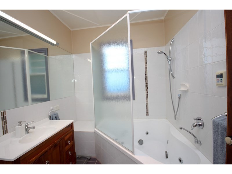 15 Mary Street, Mount Lofty QLD 4350