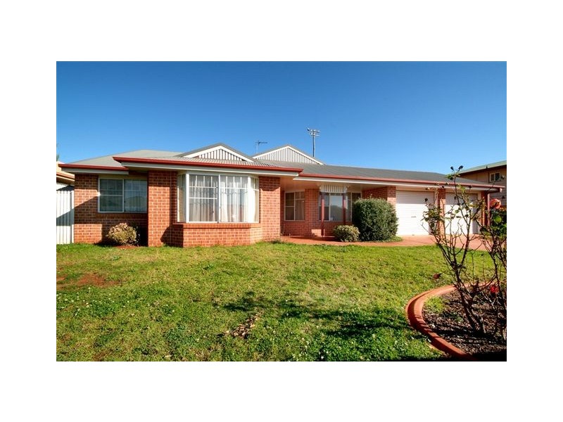 9 Buckle Court, Middle Ridge QLD 4350