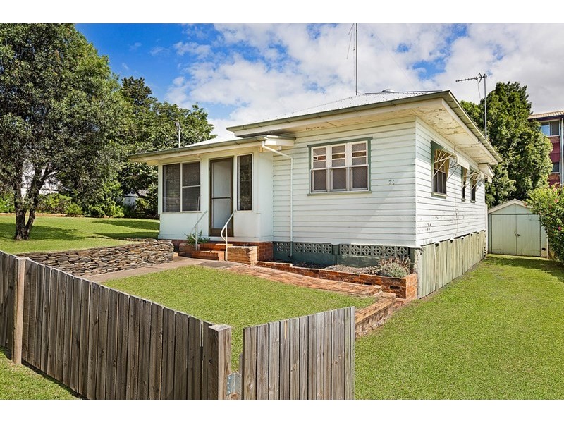 72 North Street, Mount Lofty QLD 4350