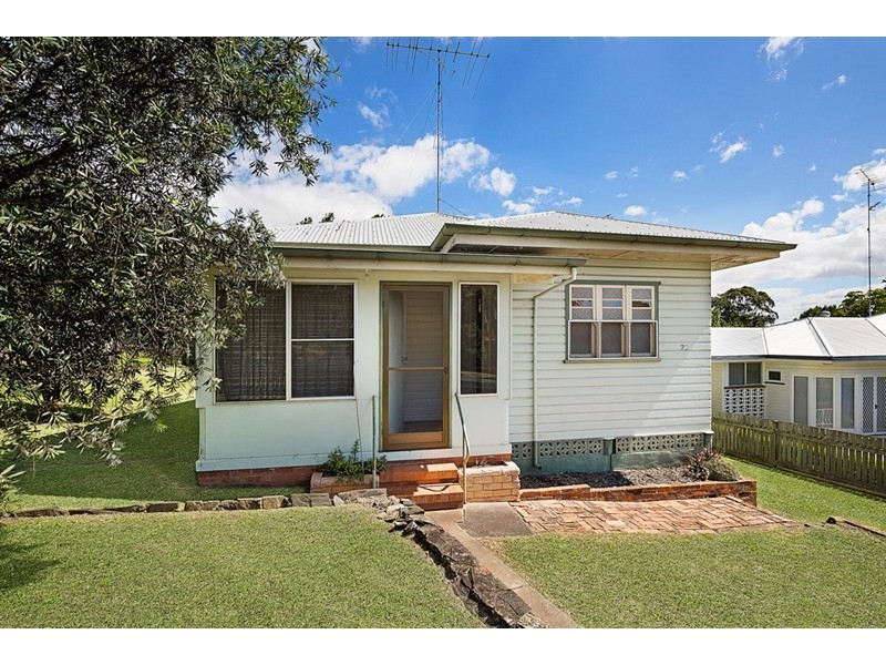 72 North Street, Mount Lofty QLD 4350