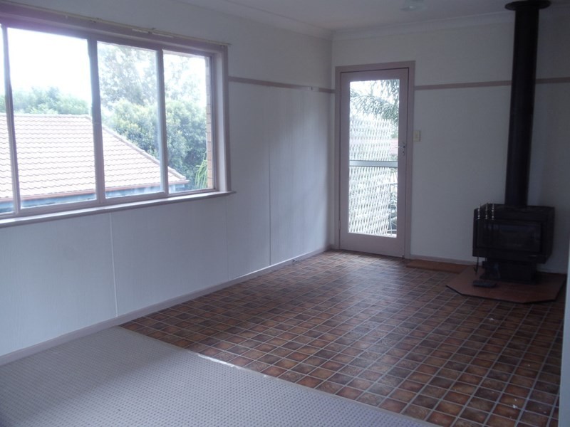 11 Patricia Street, Mount Lofty QLD 4350