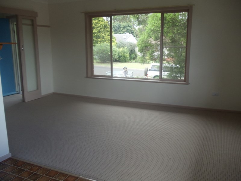 11 Patricia Street, Mount Lofty QLD 4350