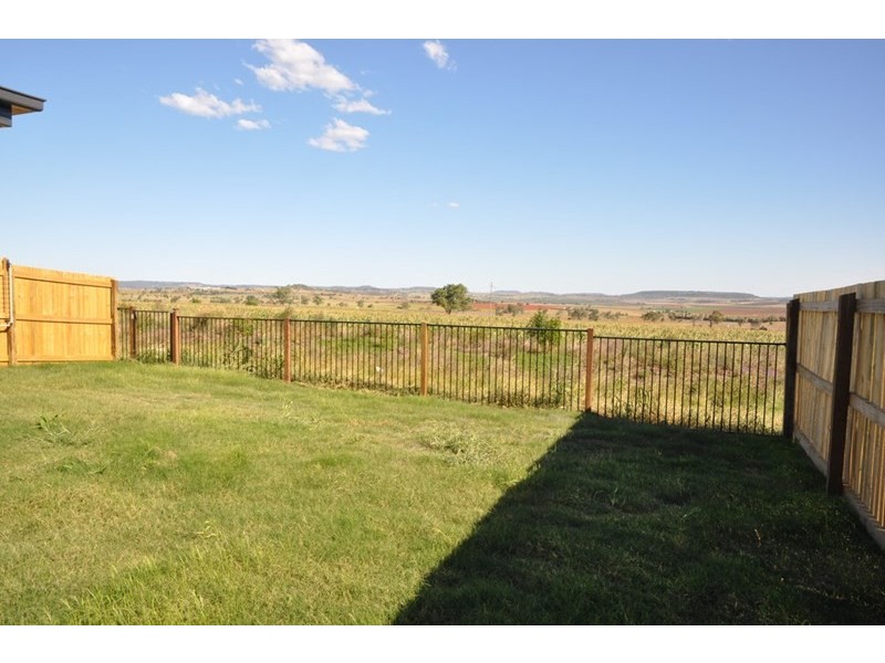 2/12 Kensei Street, Wyreema QLD 4352