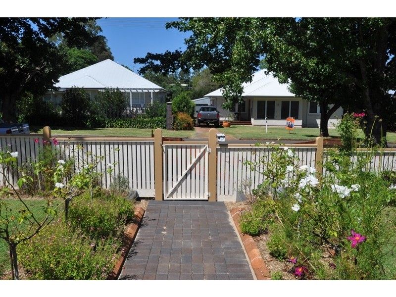 15 Bridge Street, Mount Lofty QLD 4350
