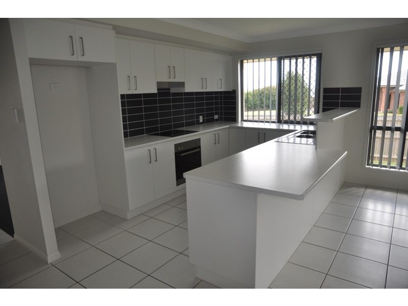 8 Koel Crescent, Highfields QLD 4352