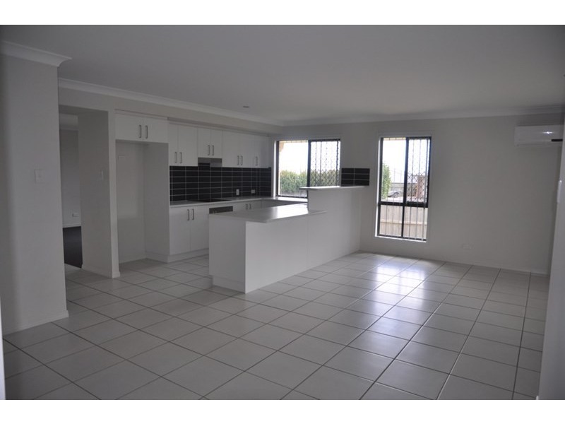 8 Koel Crescent, Highfields QLD 4352