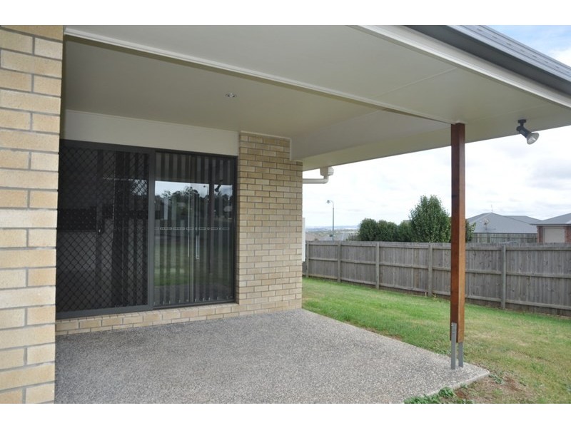 8 Koel Crescent, Highfields QLD 4352