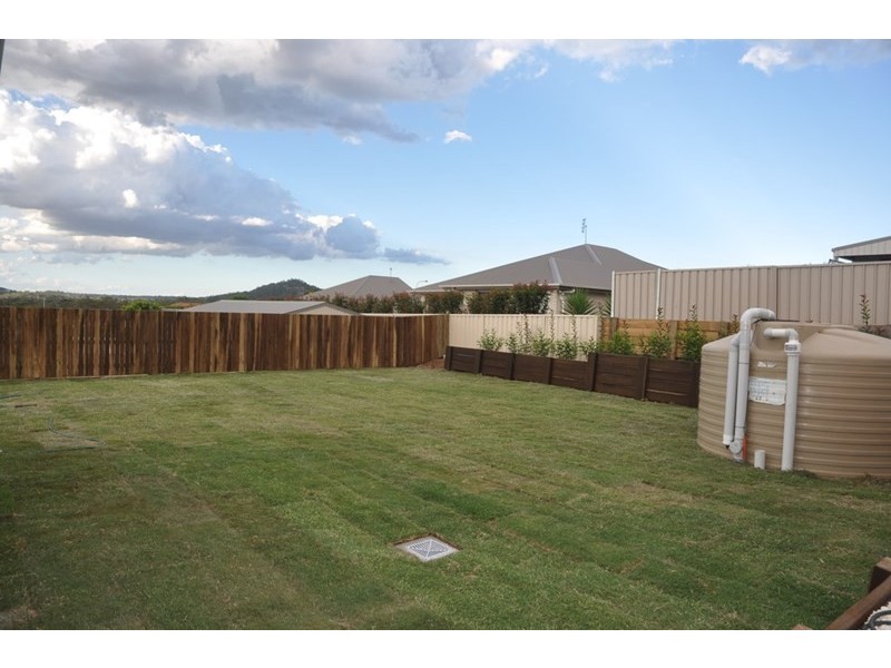 16 Maculan Crescent, Westbrook QLD 4350