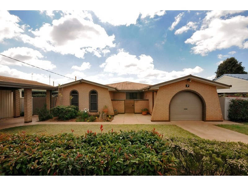 7 Westbrook Street, Newtown QLD 4350