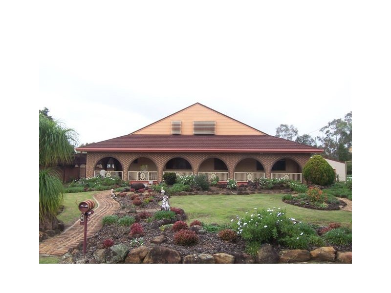 8 Kensington Drive, Withcott QLD 4352