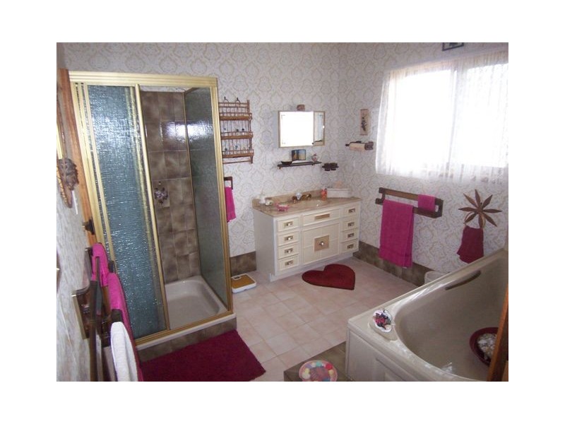 8 Kensington Drive, Withcott QLD 4352