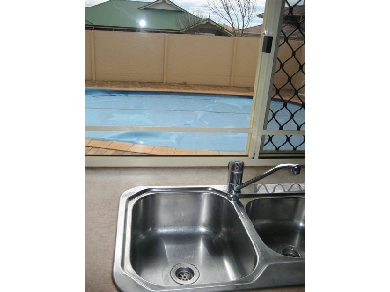 1 Beverley Close, Middle Ridge QLD 4350