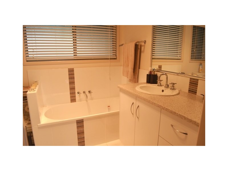 24 Noll Street, Kearneys Spring QLD 4350