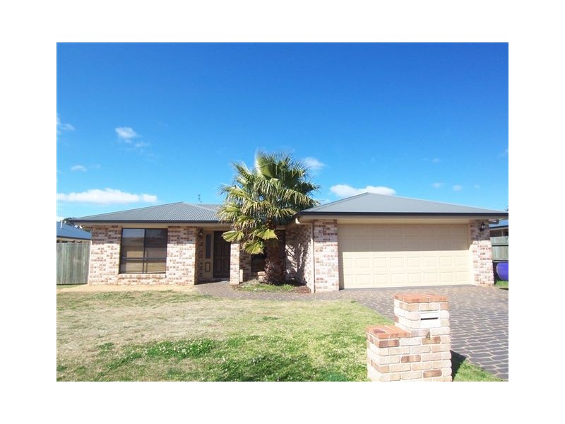 4 Chifley Street, Middle Ridge QLD 4350