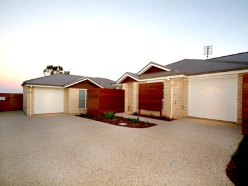 2/27 Highgrove Drive, Highfields QLD 4352