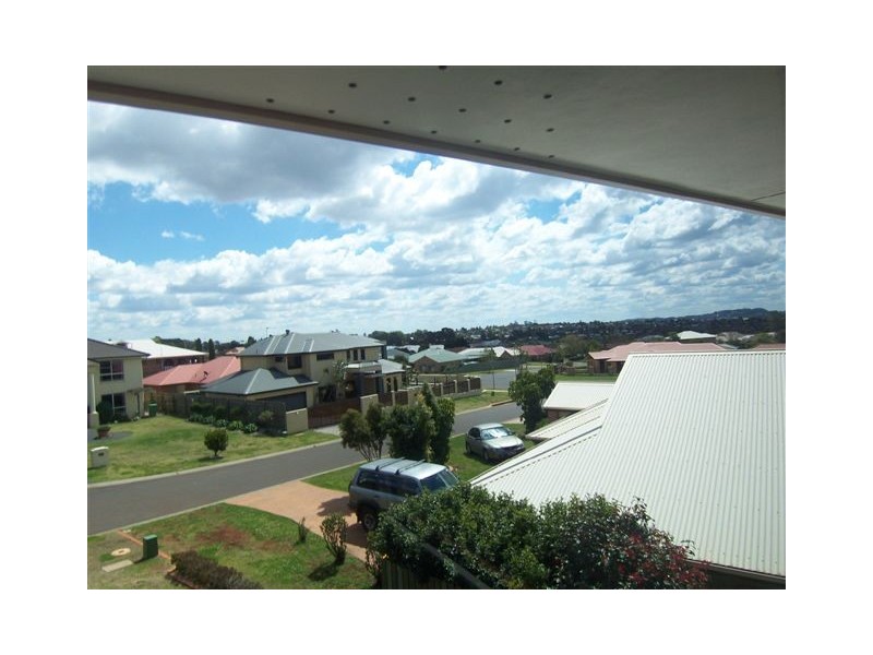 6 Vanham Close, Middle Ridge QLD 4350