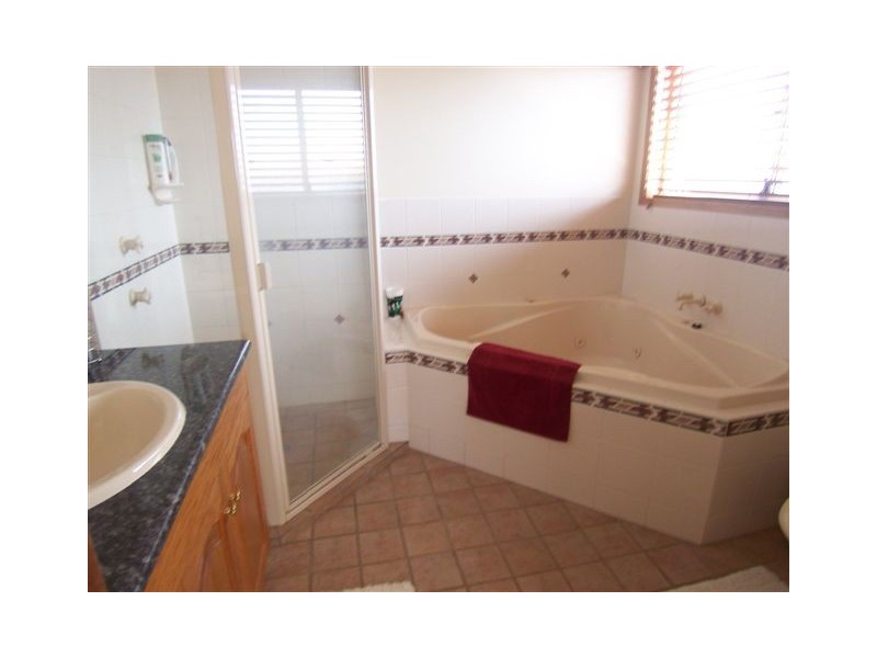 3 Woodlands Close, Middle Ridge QLD 4350