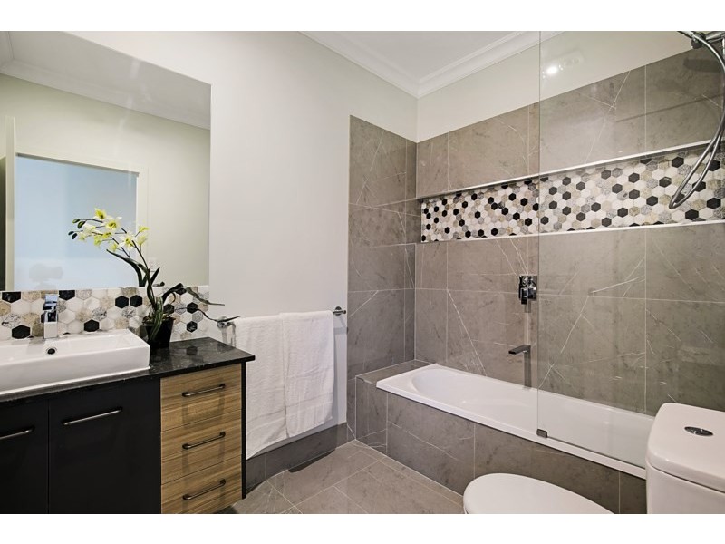 3 Ferguson Street, Mount Lofty QLD 4350