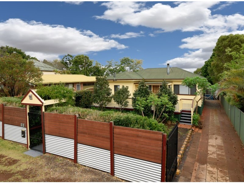 19 Llewellyn Street, Centenary Heights QLD 4350