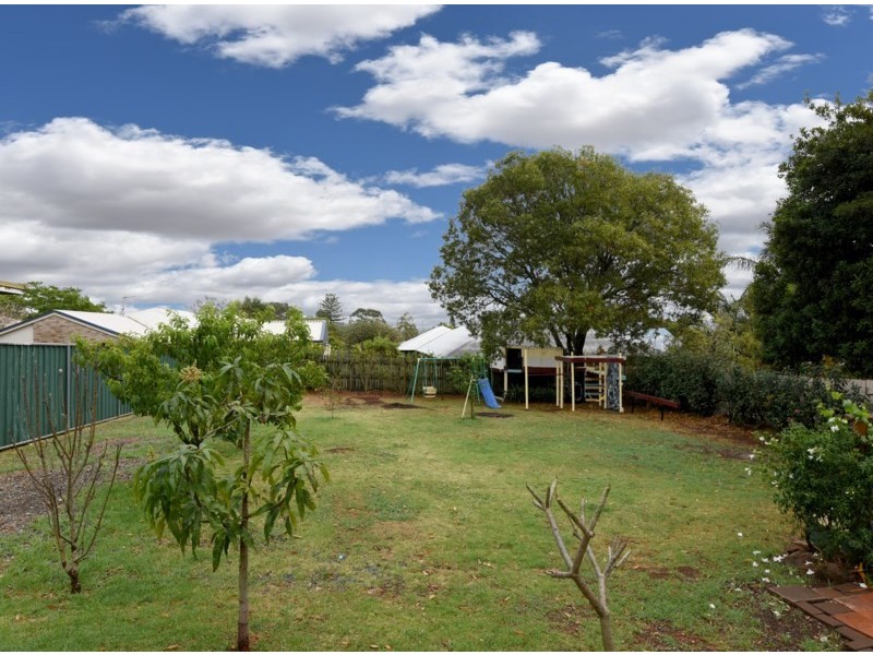 19 Llewellyn Street, Centenary Heights QLD 4350