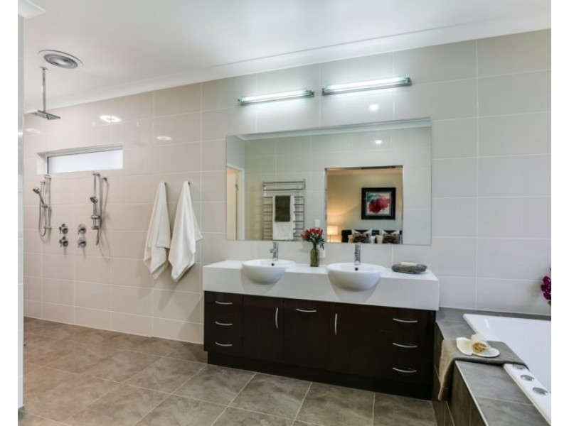 38 Carinya Drive, Hodgson Vale QLD 4352