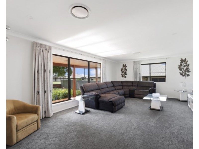 318 Ramsay Street, Middle Ridge QLD 4350