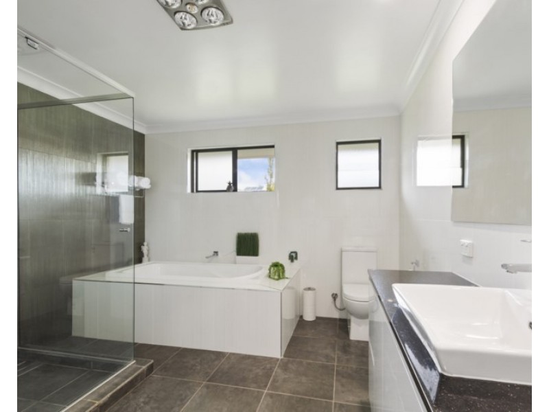 318 Ramsay Street, Middle Ridge QLD 4350