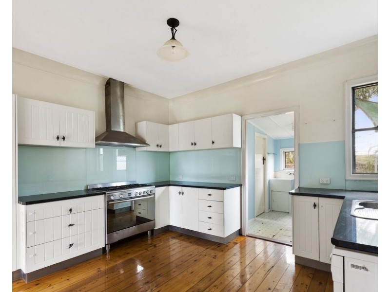 7 Tancred Avenue, Newtown QLD 4350