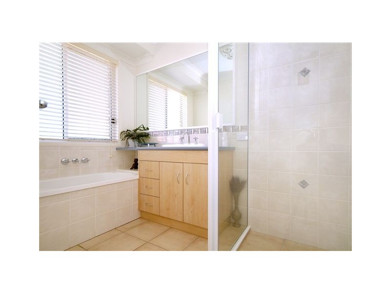 16 Stratford Drive, Wyreema QLD 4352