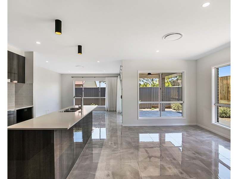 2/180 Spring Street, Middle Ridge QLD 4350