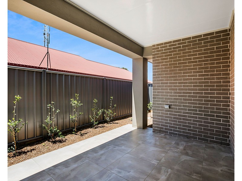 2/180 Spring Street, Middle Ridge QLD 4350