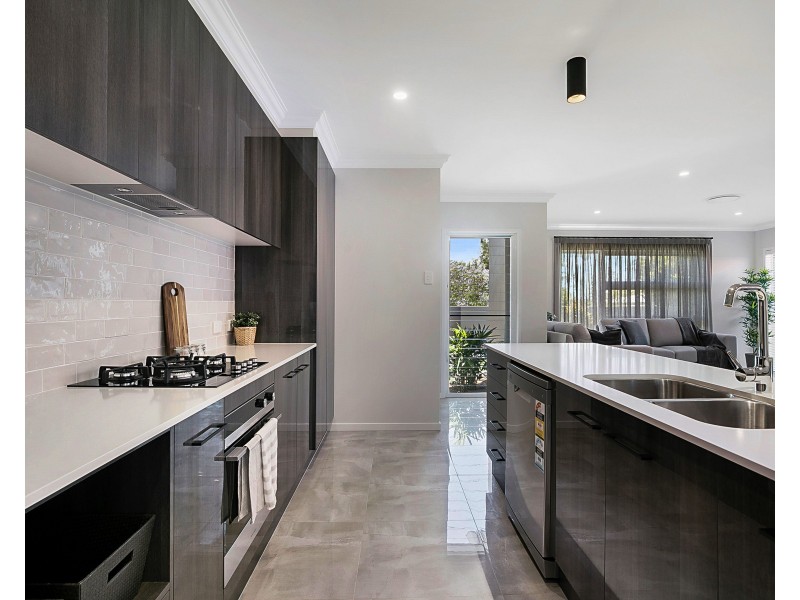 2/180 Spring Street, Middle Ridge QLD 4350