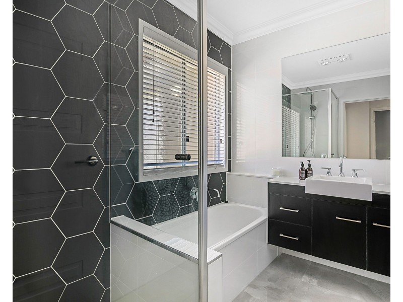 2/180 Spring Street, Middle Ridge QLD 4350