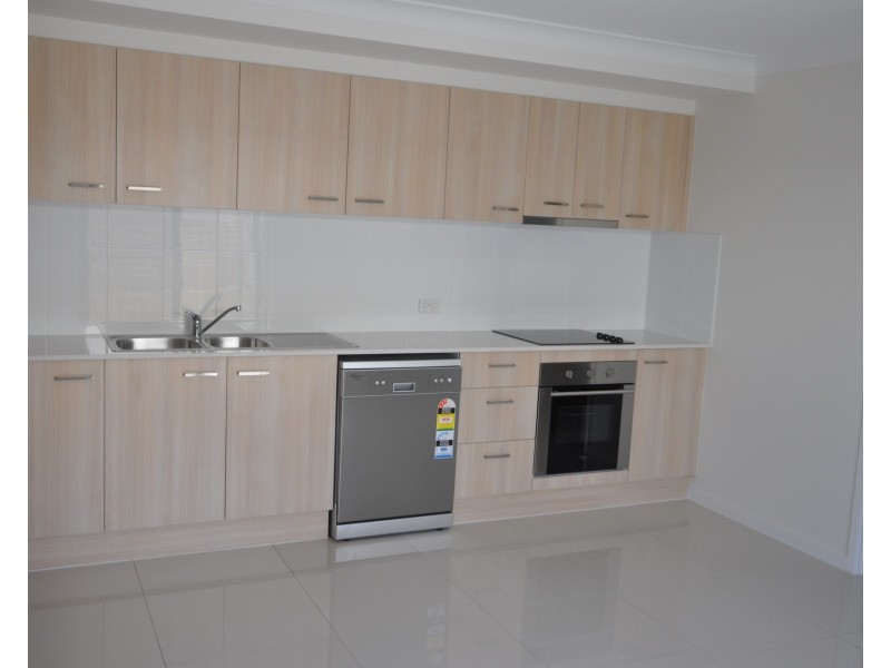 2/27 Weebah Place, Cambooya QLD 4358