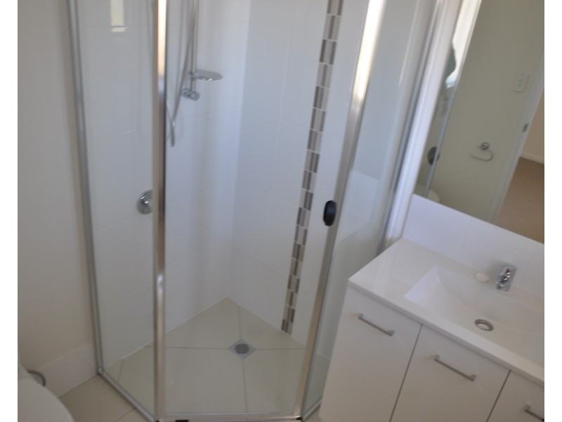 2/27 Weebah Place, Cambooya QLD 4358