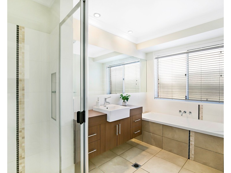 322 Ramsay Street, Middle Ridge QLD 4350